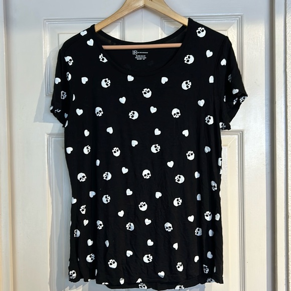 Tops - Hearts and Skulls Halloween Black Tshirt